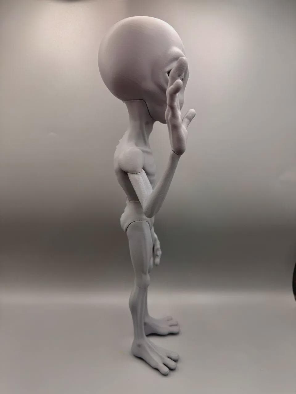 Gray Alien Figurine, 3D Printed Sci-Fi Desk Decor, Classic UFO Extraterrestrial Statue Collectible Gift