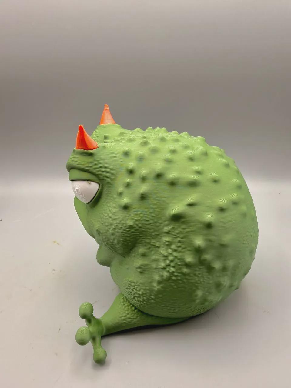 Grumpy Horned Frog Figurine, Funny 3D Printed Desk Decor, Green Frog Collectible Novelty Gift